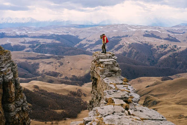 Yüksek dağlar bir zemine karşı duran bir turist bir adamdır — Stok fotoğraf