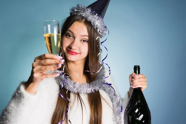 Женщина в новогодней шляпе держит бокал шампанского — стоковое фото
