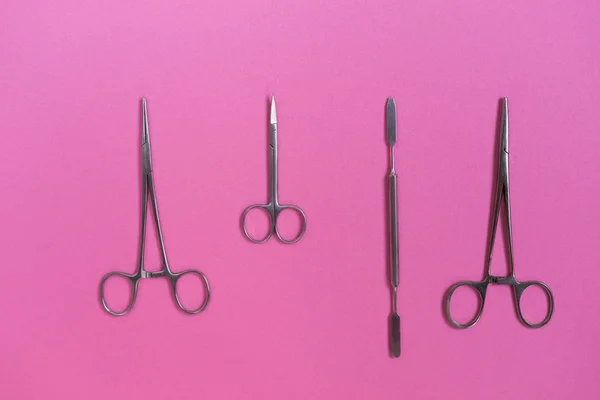 Instrumentos dentários estéreis em um fundo rosa — Fotografia de Stock