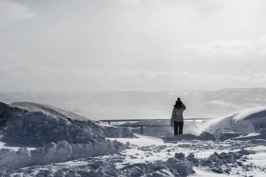 karla kaplı alan arka planı sıcak şapkalı kadın
