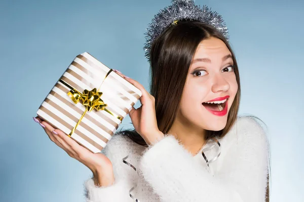 Gelukkige vrouw in feestelijke GLB bedrijf van een gift in handen — Stockfoto