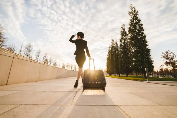 A woman in the form of a stewardess carries a suitcase — Stock Photo, Image