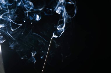 siyah bir arka plan üzerinde yasaktır tütsü sopa