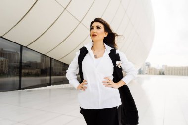 Bina arka plan üzerinde takım elbiseli güzel kız