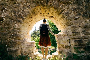 kadın turist mağara doğa için arıyorsunuz