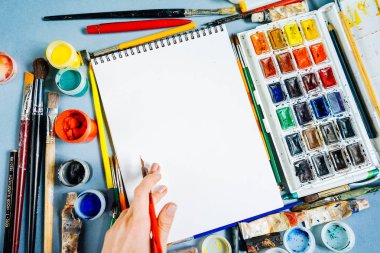 çok renkli boyalar bir arka plan üzerinde beyaz kağıdın