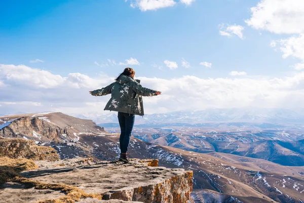 Donna turista sullo sfondo delle alte montagne — Foto Stock