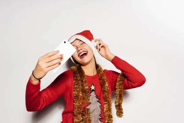 Glückliche Frau im Neujahrskostüm macht Selfie — Stockfoto