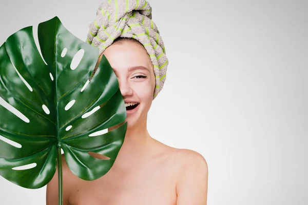 Mujer feliz con una toalla en la cabeza — Foto de Stock