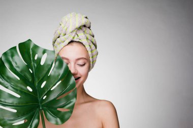 Kafasındaki bir havlu ile mutlu kadın