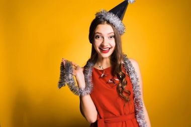 Sarı bir arka plan üzerinde mutlu sarhoş kız