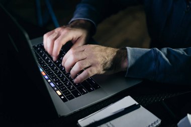 bir adam hacker bir şey üstünde belgili tanımlık klavye yazmakta olduğunu