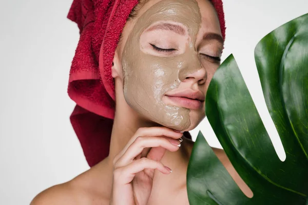 Donna con un asciugamano sulla testa ha messo una maschera sul viso — Foto Stock