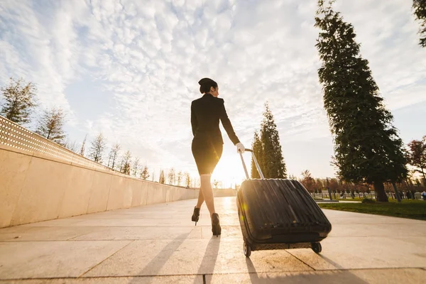 Woman stewardess in the form of carrying a suitcase — Stock Photo, Image
