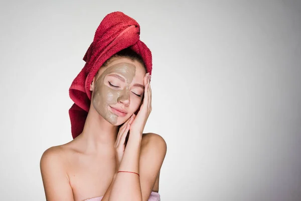 Женщина с полотенцем на голове нанести маску для очистки кожи лица — стоковое фото