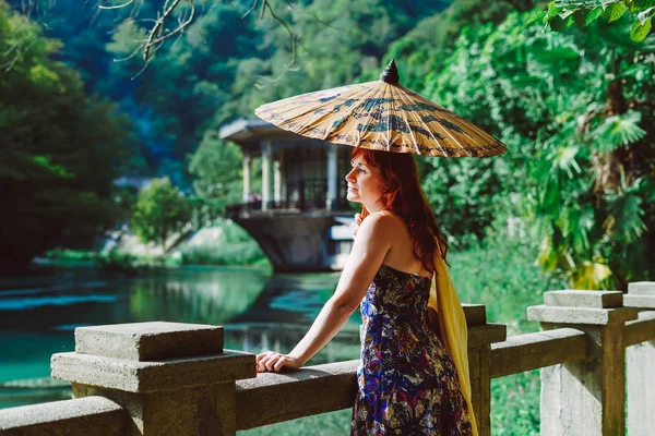 Жінка з рудим волоссям на фоні озера — стокове фото