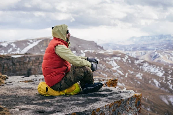 Mužské turista na pozadí vysokých hor — Stock fotografie