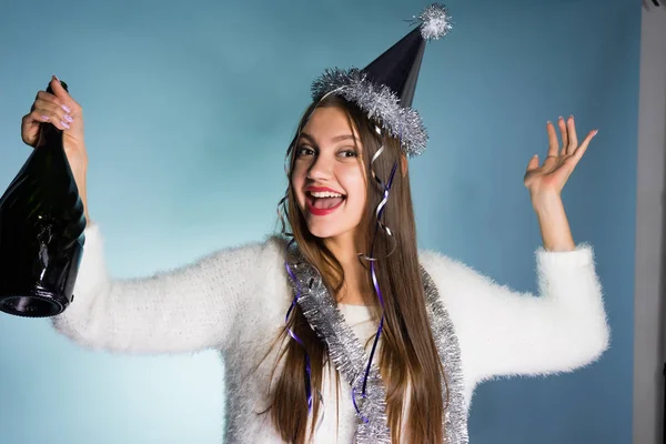 Счастливая пьяная женщина в праздничной шляпе на голове — стоковое фото