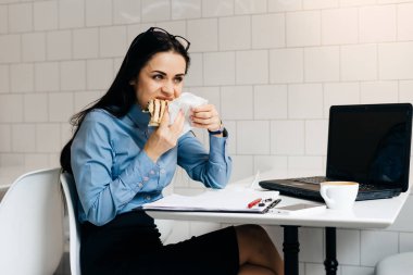 ofiste bir sandviç yeme kadın