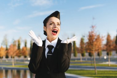 sürpriz hostes kadın gökyüzüne karşı üniformalı