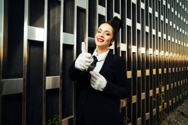 tek tip kameraya poz içinde mutlu kadın hostes