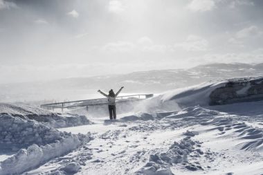 kış giysileri karla kaplı sahada ayakta kadında