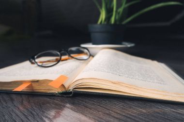 tasarım üzerinde tablo açık bir kitap gibi.