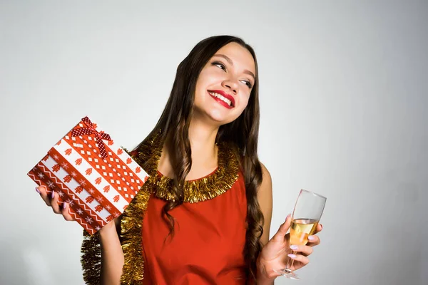 Счастливая пьяная девушка с бокалом шампанского в руке — стоковое фото