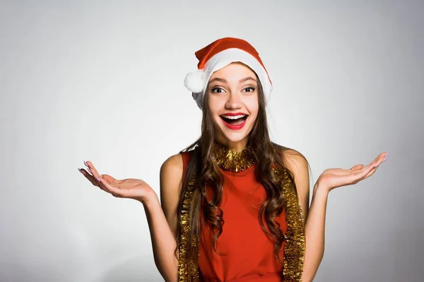 Mulher feliz em um chapéu de Natal em um fundo branco — Fotografia de Stock