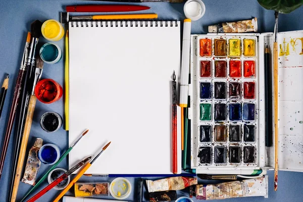 Quaderno di design su uno sfondo di vernici multicolori — Foto Stock