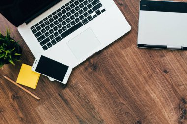 ahşap bir masa üzerinde bir dizüstü bilgisayar var