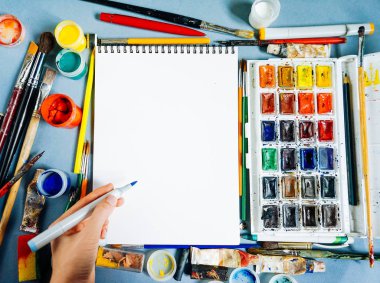 Flatlay el ve not defteri, notlar için sanatçı metin kadar sahte ile