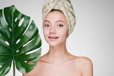 kadın başında gri bir arka plan üzerine bir havlu ile