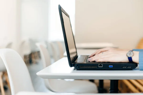 Uma mulher está digitando algo no teclado — Fotografia de Stock