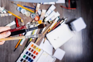 Çok renkli boyalar bir arka plan üzerinde fırçalar