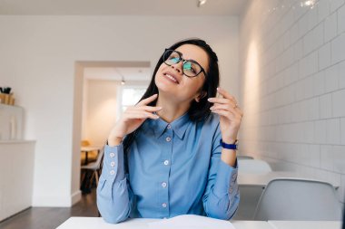 mutlu kadın ofiste masada oturuyordu