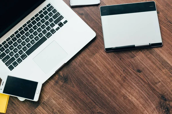 Na mesa de design é um laptop e notebook — Fotografia de Stock