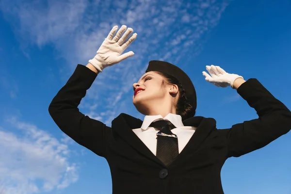 Žena v letuška na pozadí modré oblohy — Stock fotografie