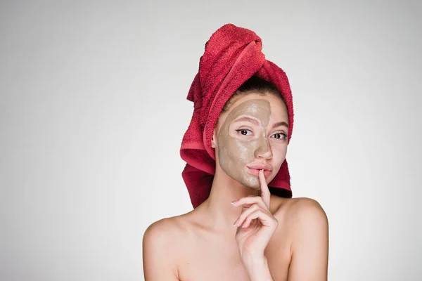 A nő a fejét egy törülközővel alkalmazott egy kaparás maszk a bőr az arcán — Stock Fotó