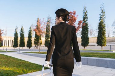 genç kadın uçuş düzgün ve beyaz eldiven