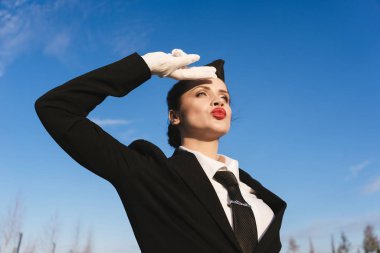 tek tip gökyüzü arka planı poz içinde kadın hostes