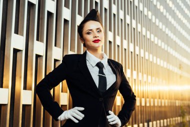 Kameraya poz veren üniformalı kadın hostes.