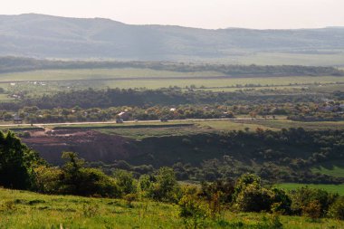 Hills, ormanlar içinde belgili tanımlık geçmiş yüksek Dağları