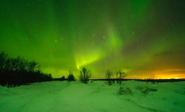 Luces boreales, Aurora boreal, verde, púrpura, azul, estrellas. Polo Norte, Islandia, Rusia — Foto de Stock