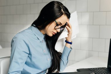 masada oturan ve evrakları inceleyerek işkadını