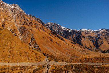 güneşli bir günde yüksek karla kaplı dağlar