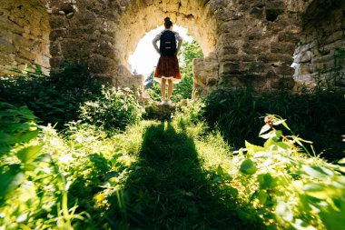kadın turist doğa arka plan üzerinde bir sırt çantası ile