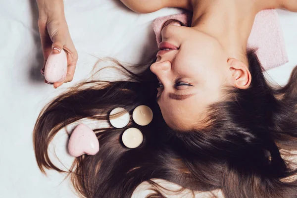 Mulher feliz encontra-se no fundo branco após tratamentos de spa — Fotografia de Stock