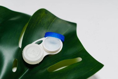 Büyük kağıda lens kabı yatıyor