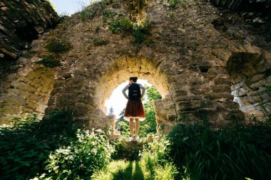 kadın turist doğa arka plan üzerinde bir sırt çantası ile